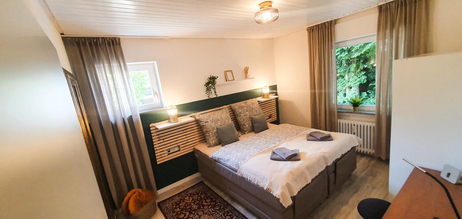 Schlafzimmer_Doppelbett-min.jpg