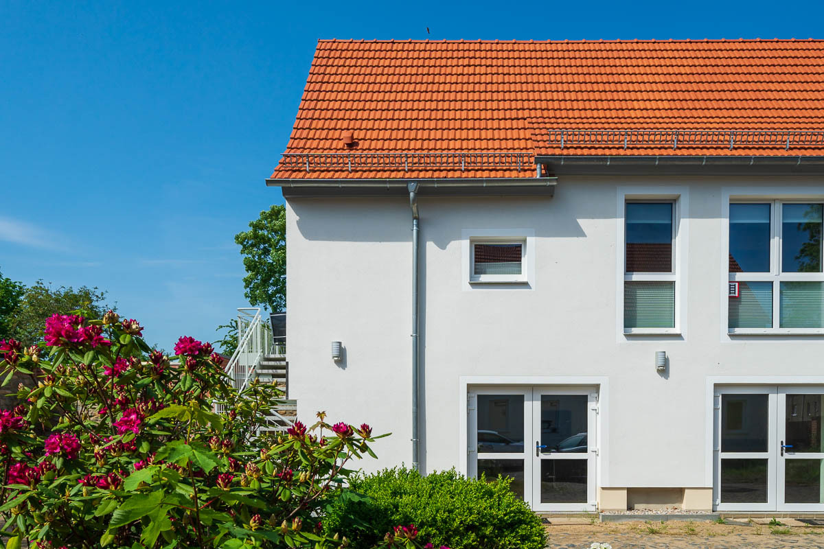 (6) Ostseite mit Blick auf die Fitness- und Erholungsräume im Erdgeschoss.jpg
