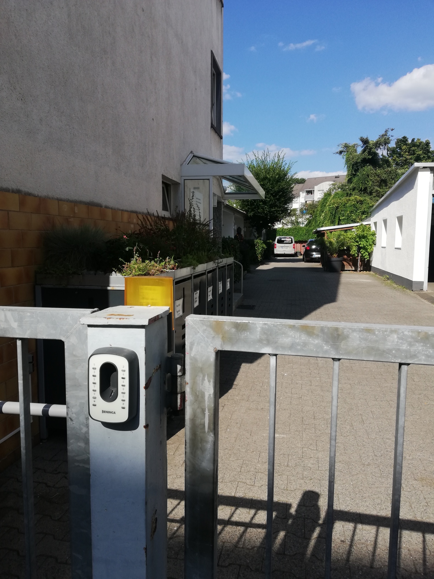 Elektronische Hofeinfahrt zum Gelende des Apartmenthauses am Achteck. Ganz in der Nähe der UNI Darmstadt.jpg