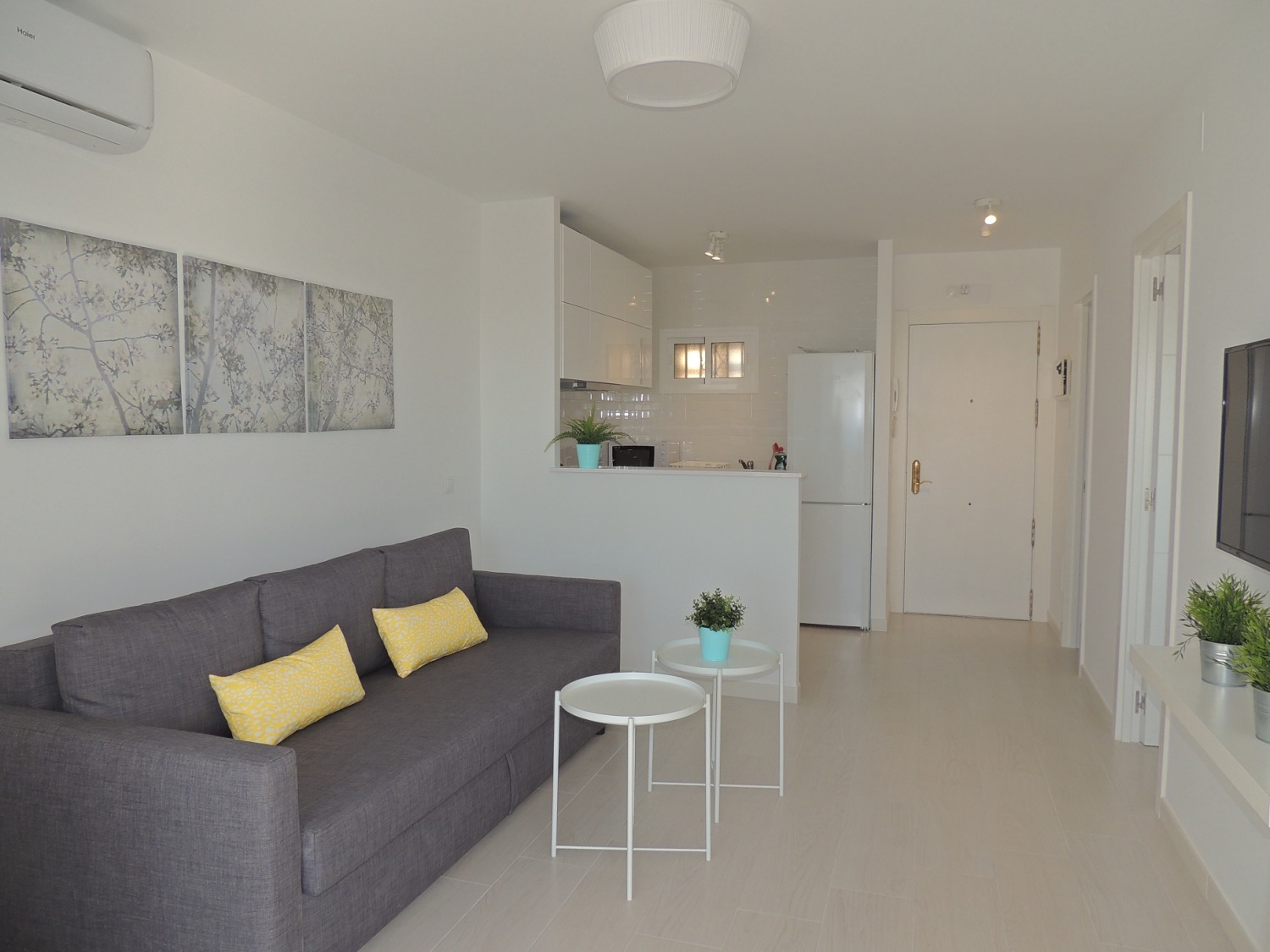 Living Room deco (3)R.jpg