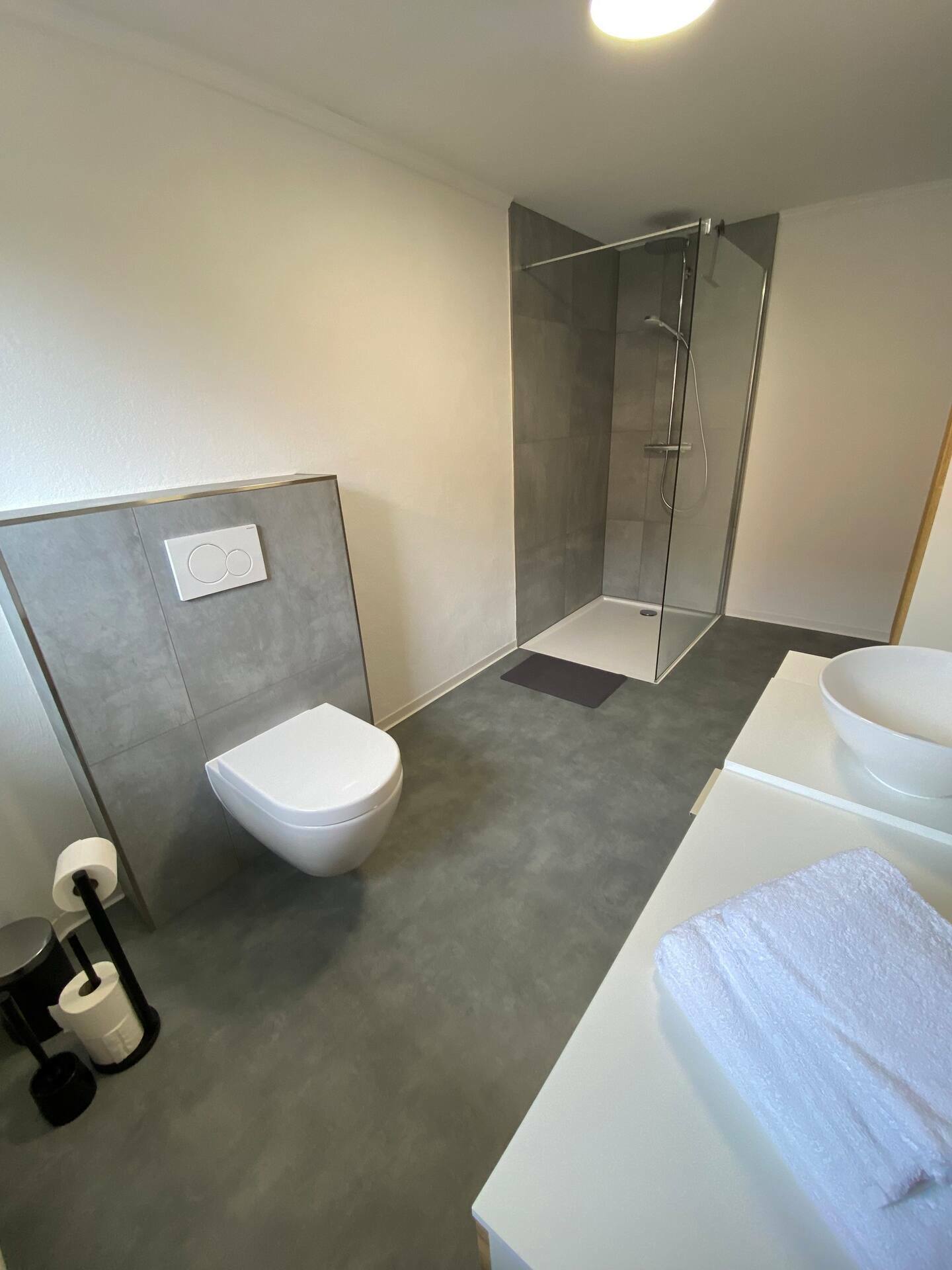 neues modernes Badezimmer3.jpeg