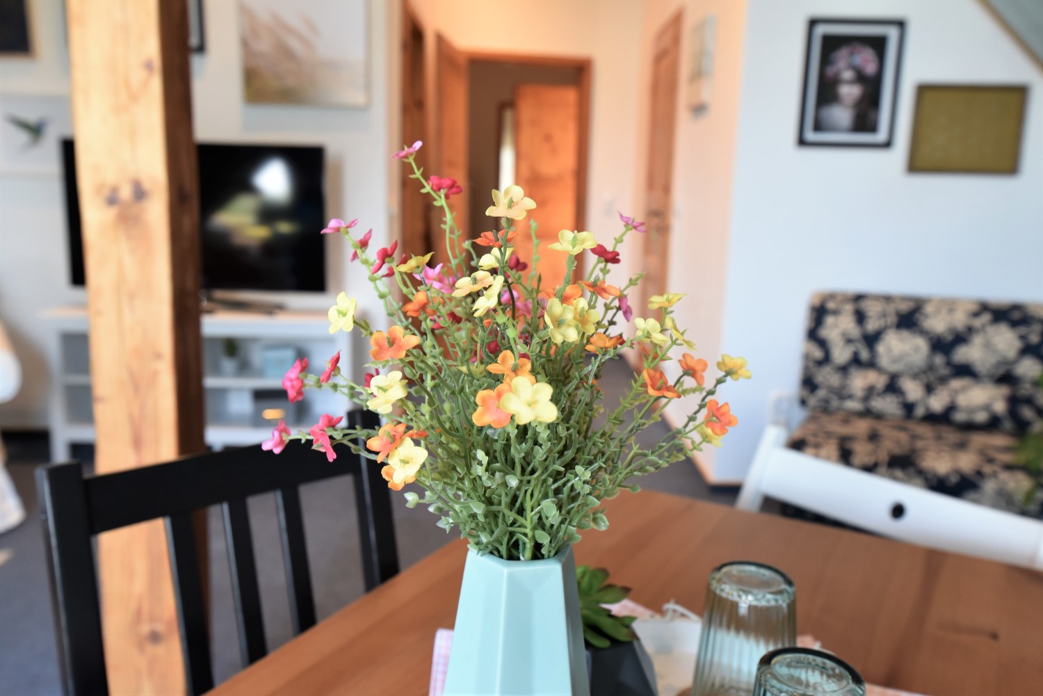 Living Room Flower vase Close up II (2).JPG