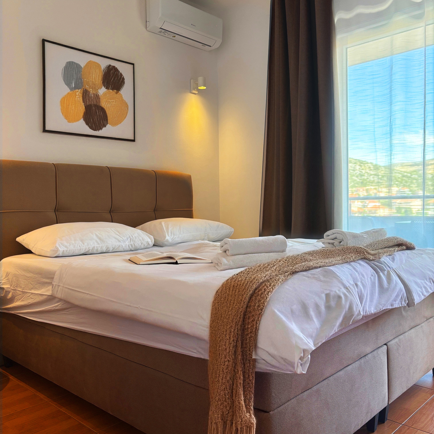 soba s balkonom 3.jpg