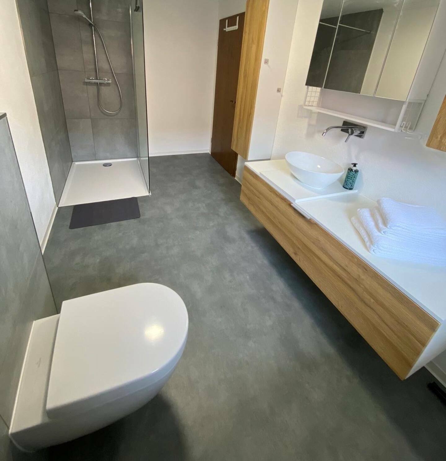 neues modernes Badezimmer2.jpeg