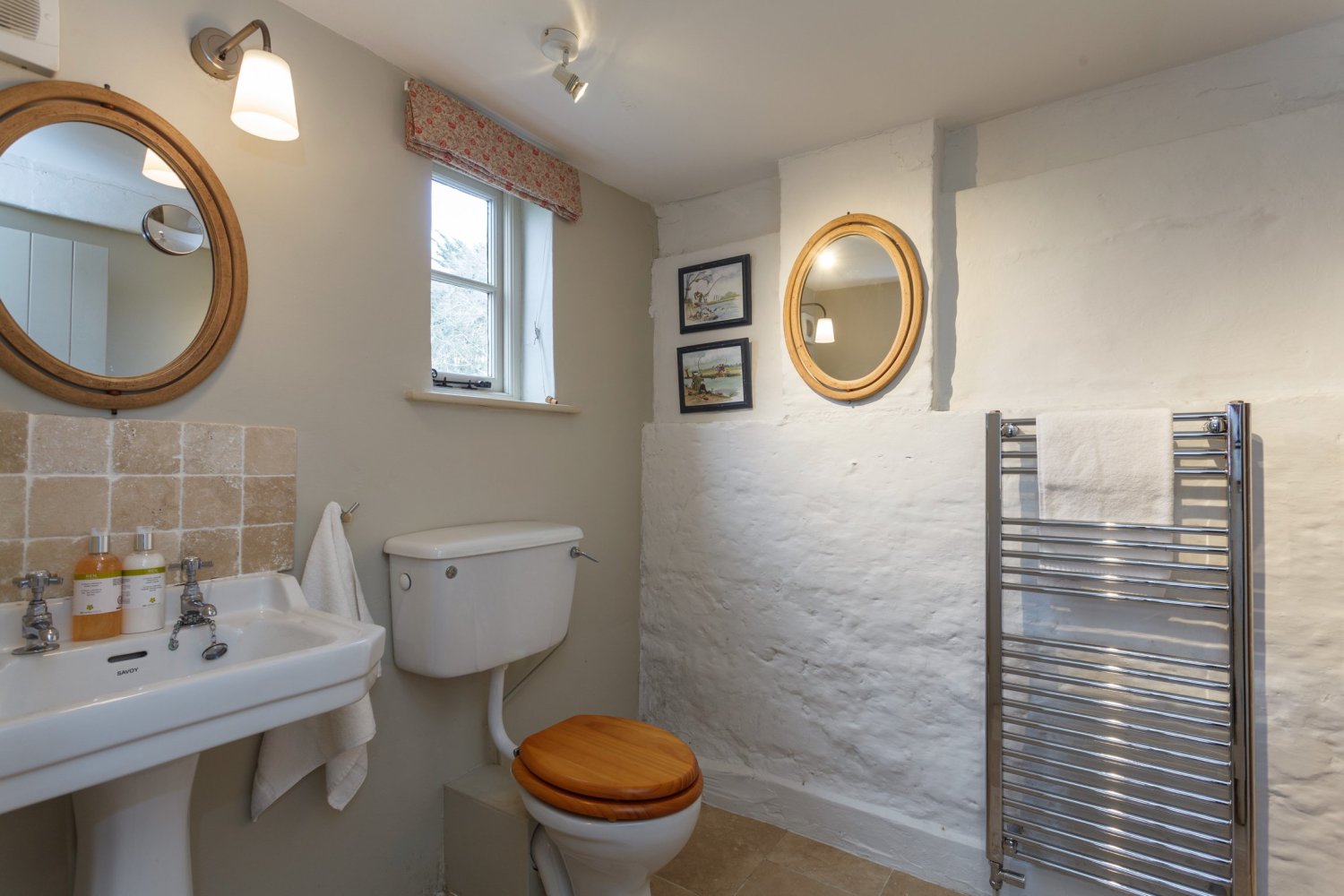 Apple Cottage twin bedroom ensuite.jpg