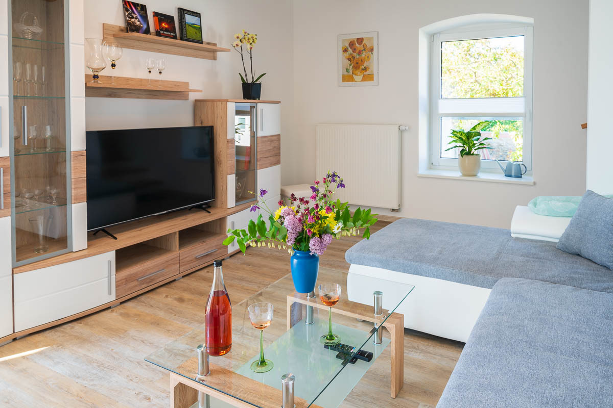 (1) Wohnzimmer Couchecke, von Eingangstür aus gesehen.jpg