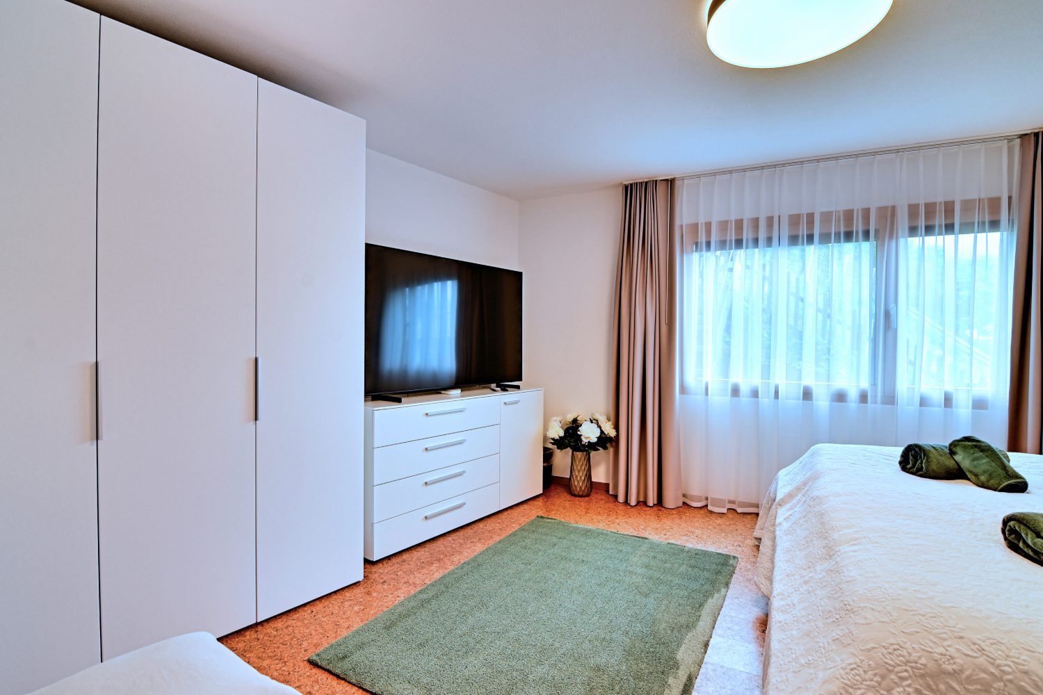 Schlafzimmer 2 mit Weissabgleich.jpg