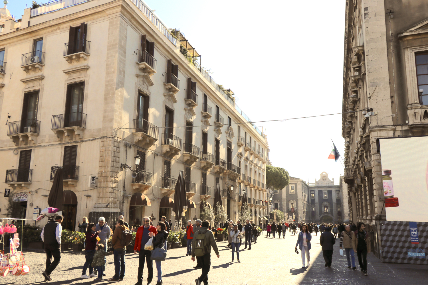 Esterno vista da Piazza Università.jpg