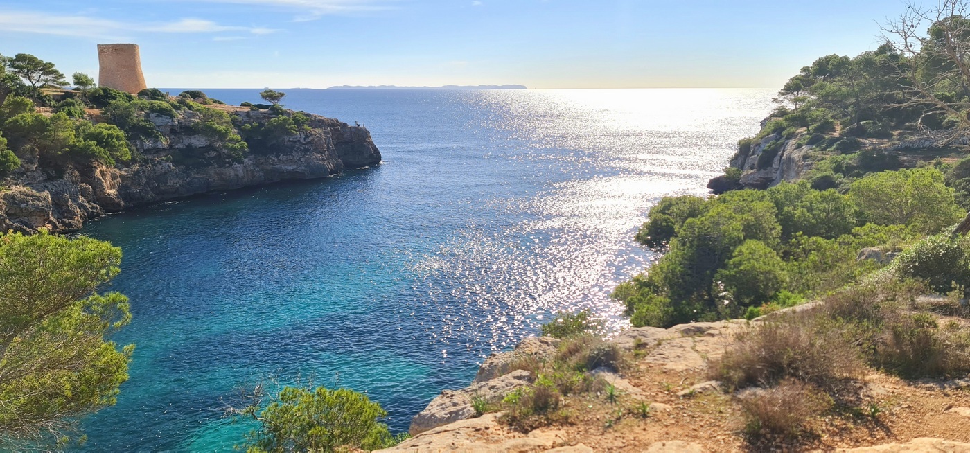 Blick aus der Bucht aufs offene Meer und der Insel Cabrera.jpg