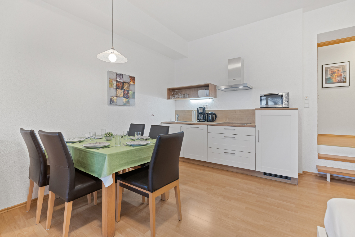 Essbereich und Küchenzeile.jpg