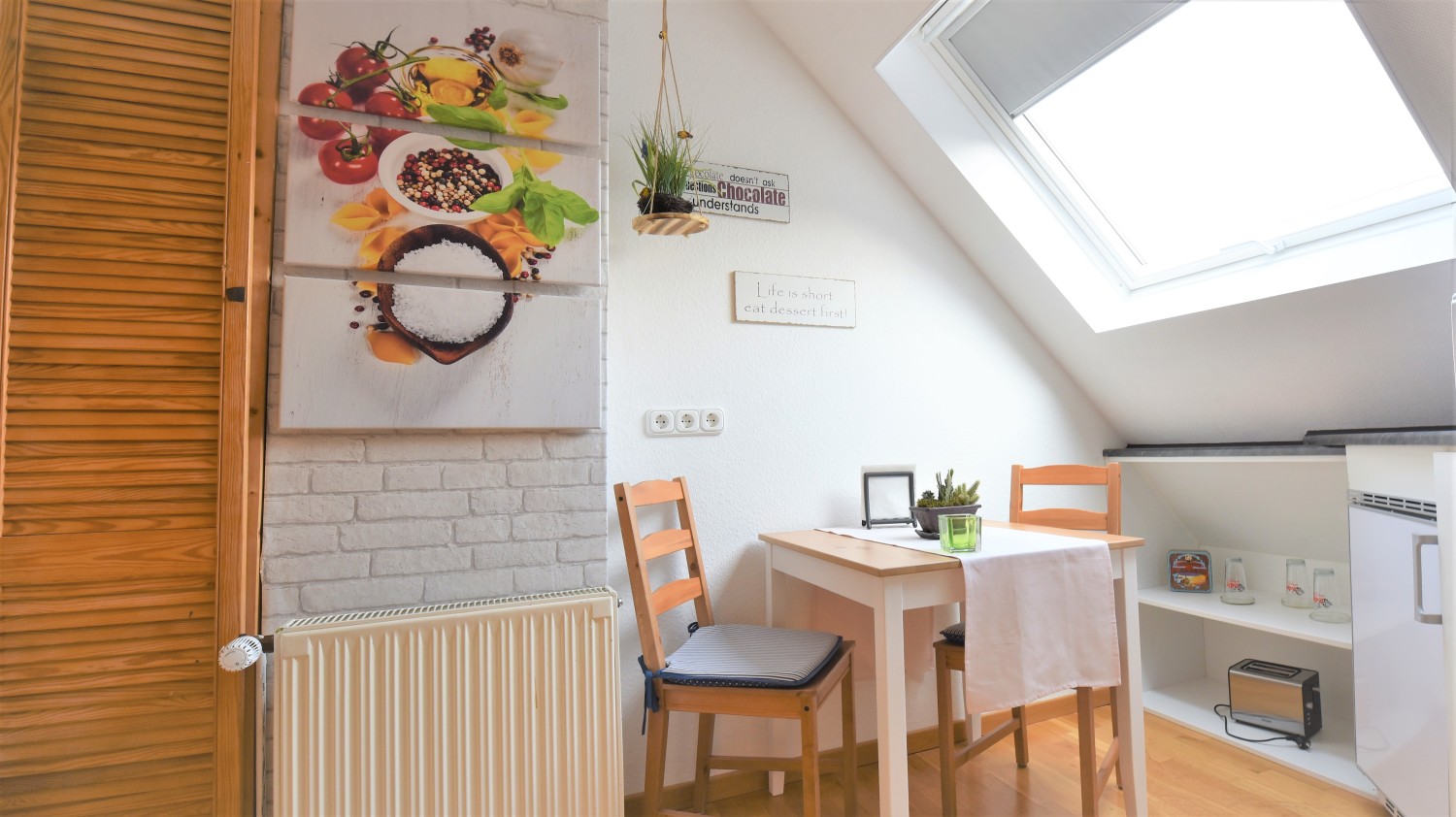 Kitchen Eatign Area I (2).JPG