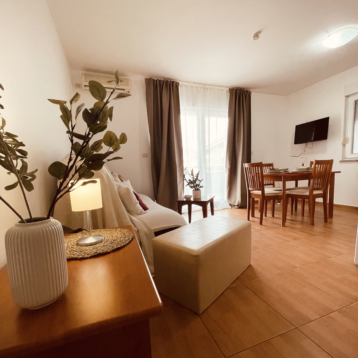 A 3 2+2 living room with kitchen and extra bed.jpg