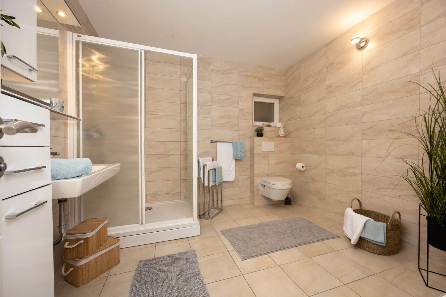 6_a42_bathroom2a - tiny800kb.jpg