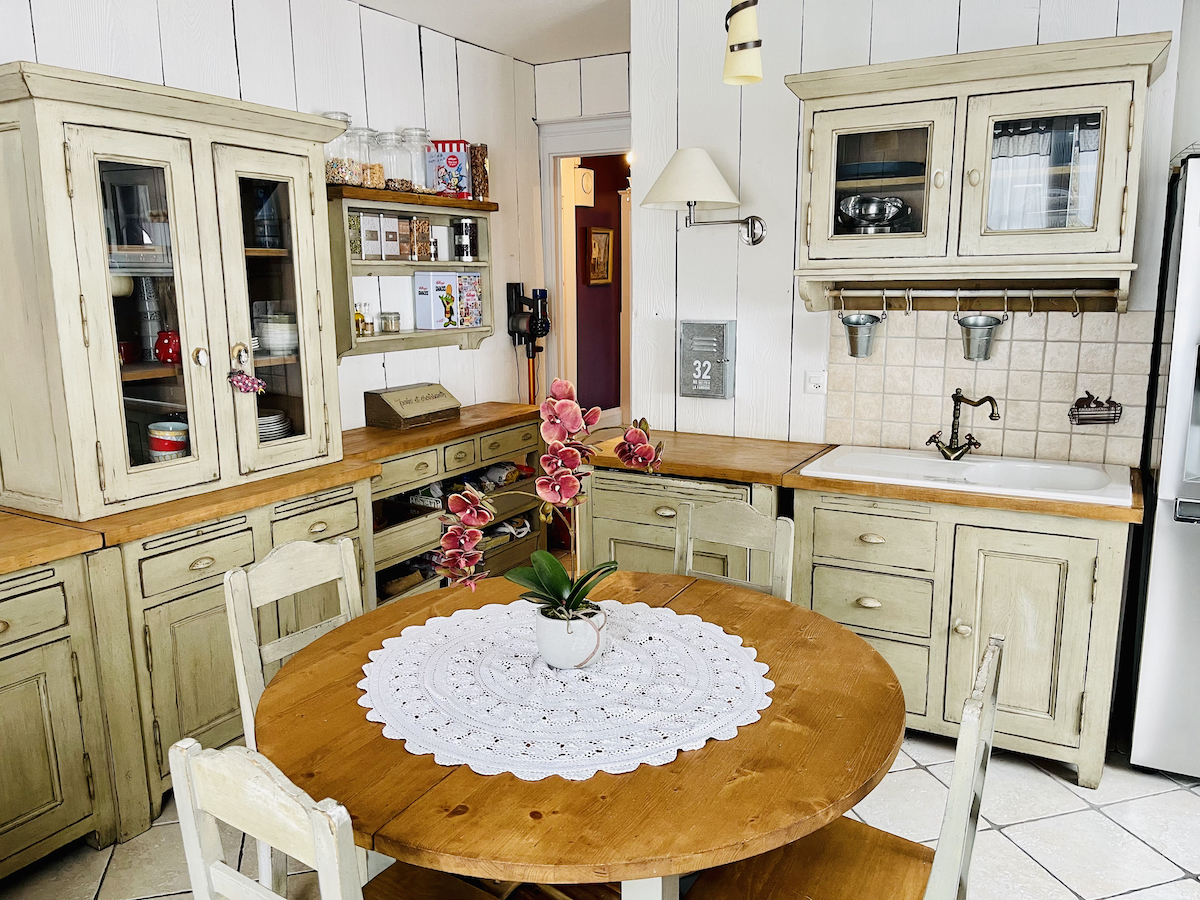 Maison cuisine table.jpg