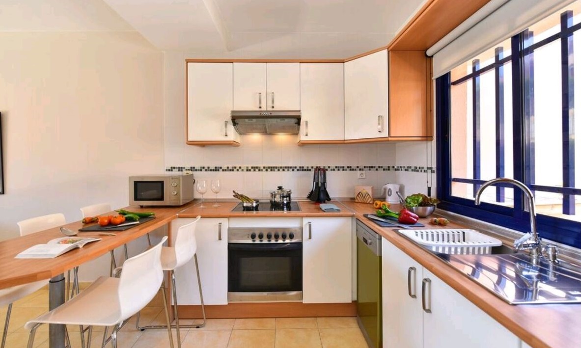 18-09-11 128 Einbau  Küche mit Bar.jpg