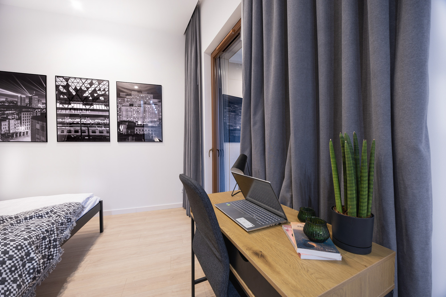 Twój gospodarzoperator najem krótkoterminowy Łódź Nawrot mieszkanie biurko.jpg