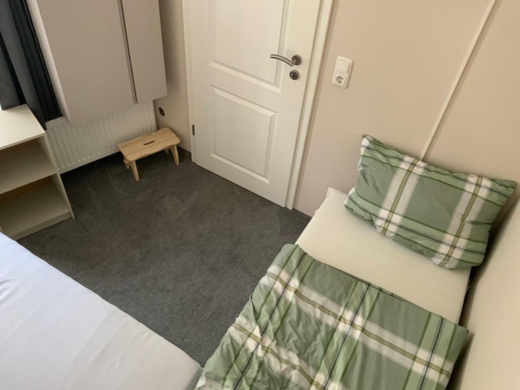 2 Einzelbetten und Schrank.jpg