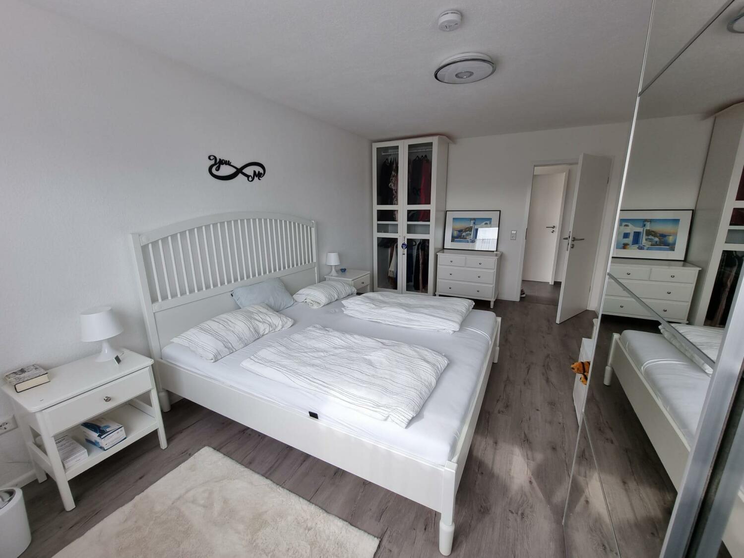 Schlafzimmer mit Schraenken.jpg