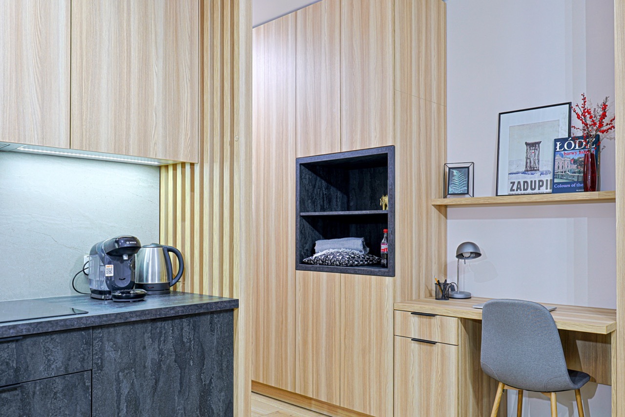 biurko Twój gospodarz Airbnb Booking Duży.jpeg