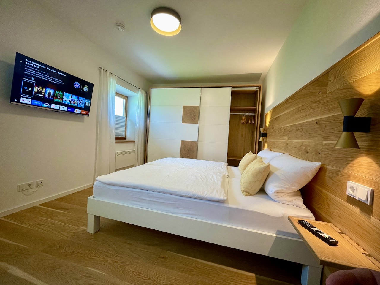 Schlafzimmer groß.jpeg