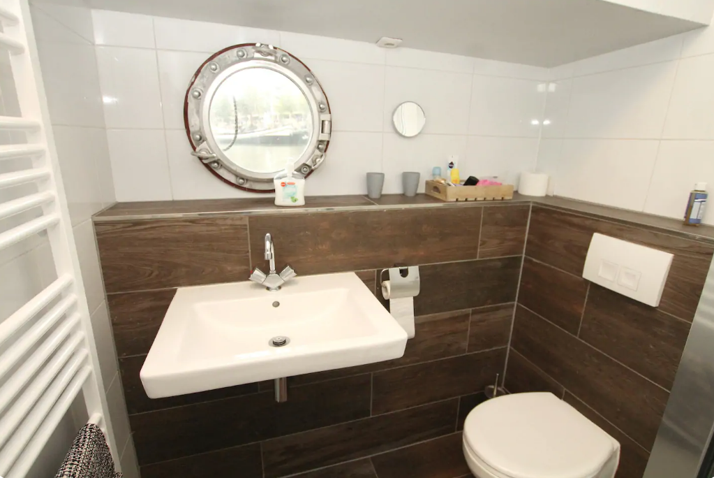 Popeye's Cabin-bathroom.png