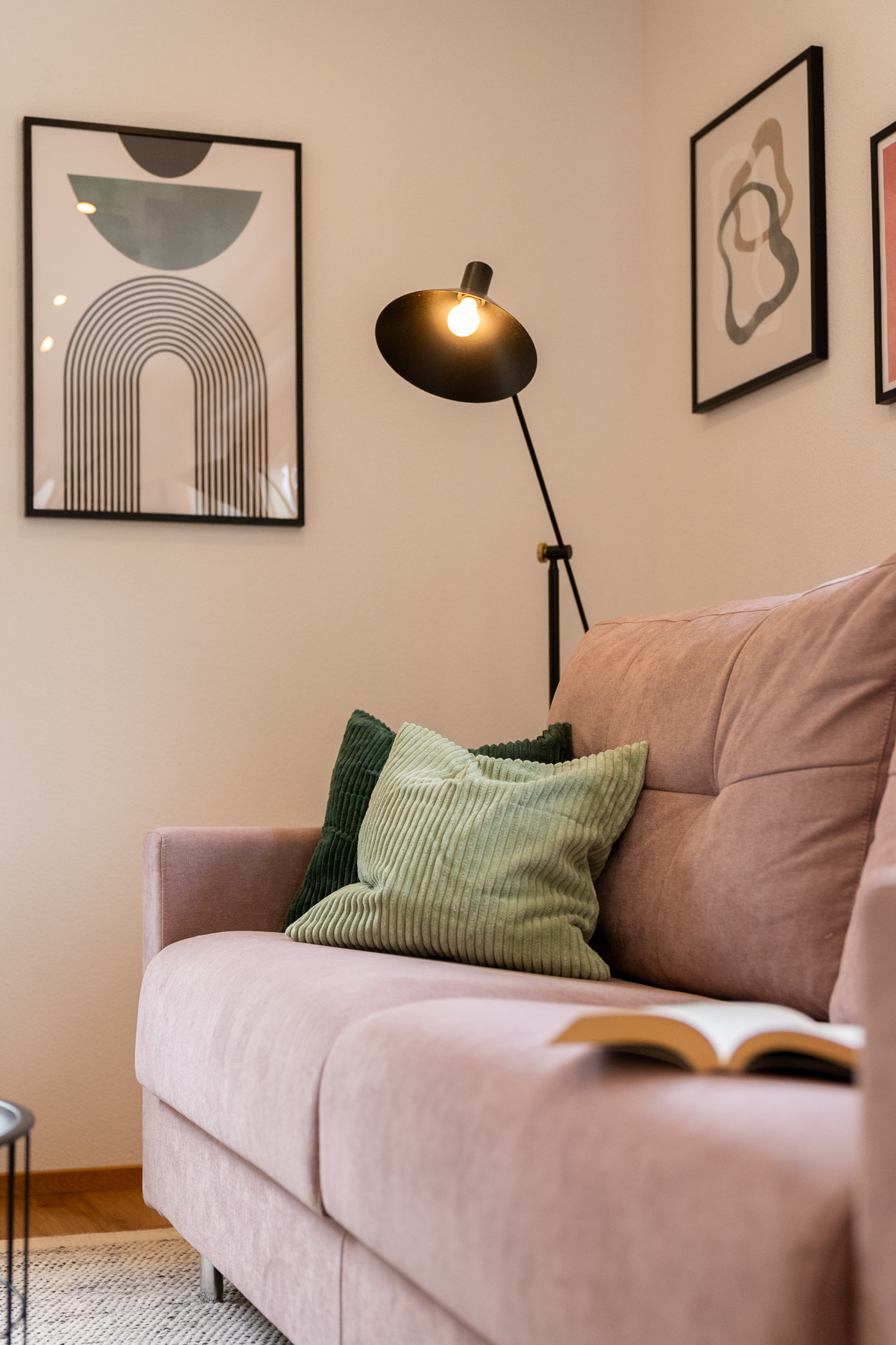 matt-apartments-heppenschwand-sofa-lampe-kissen-gemuetlich.jpg