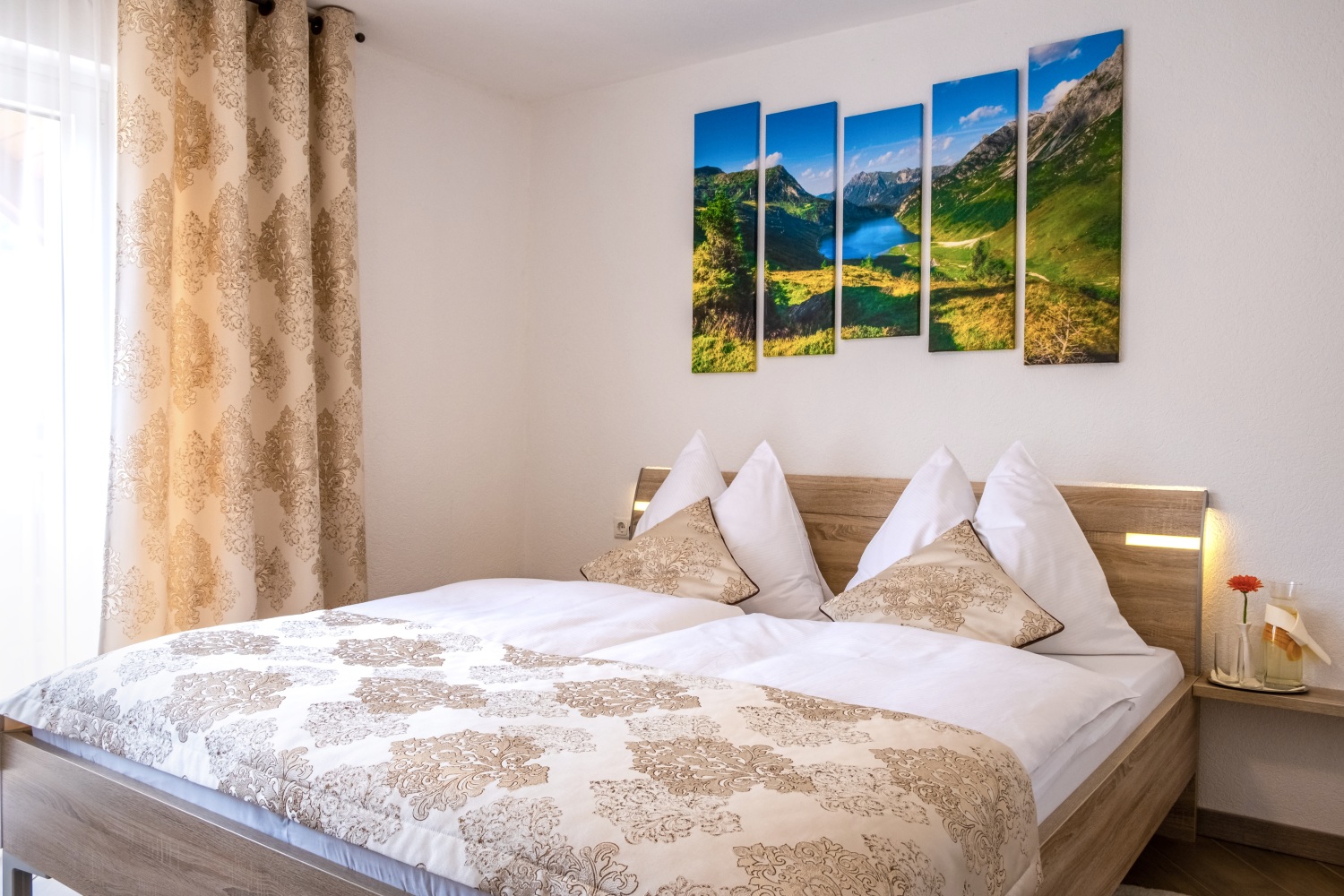 9 Schlafraum Bett Bedroom Apartments Davydov Ferienwohnung Appartement Bad Hofgastein Gastein Salzburg.jpg