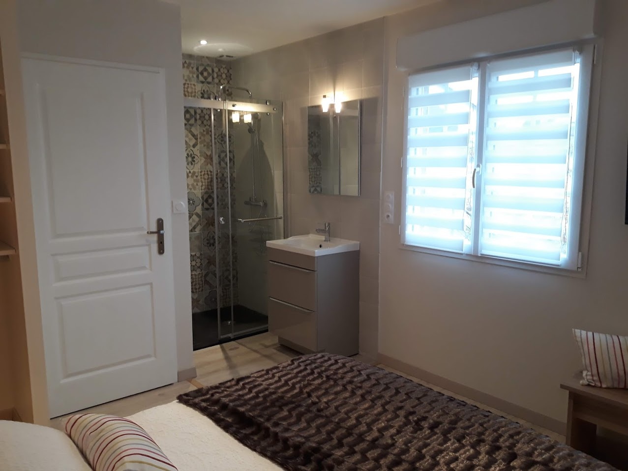 CHAMBRE 1 ET SALLE DE BAIN.jpg