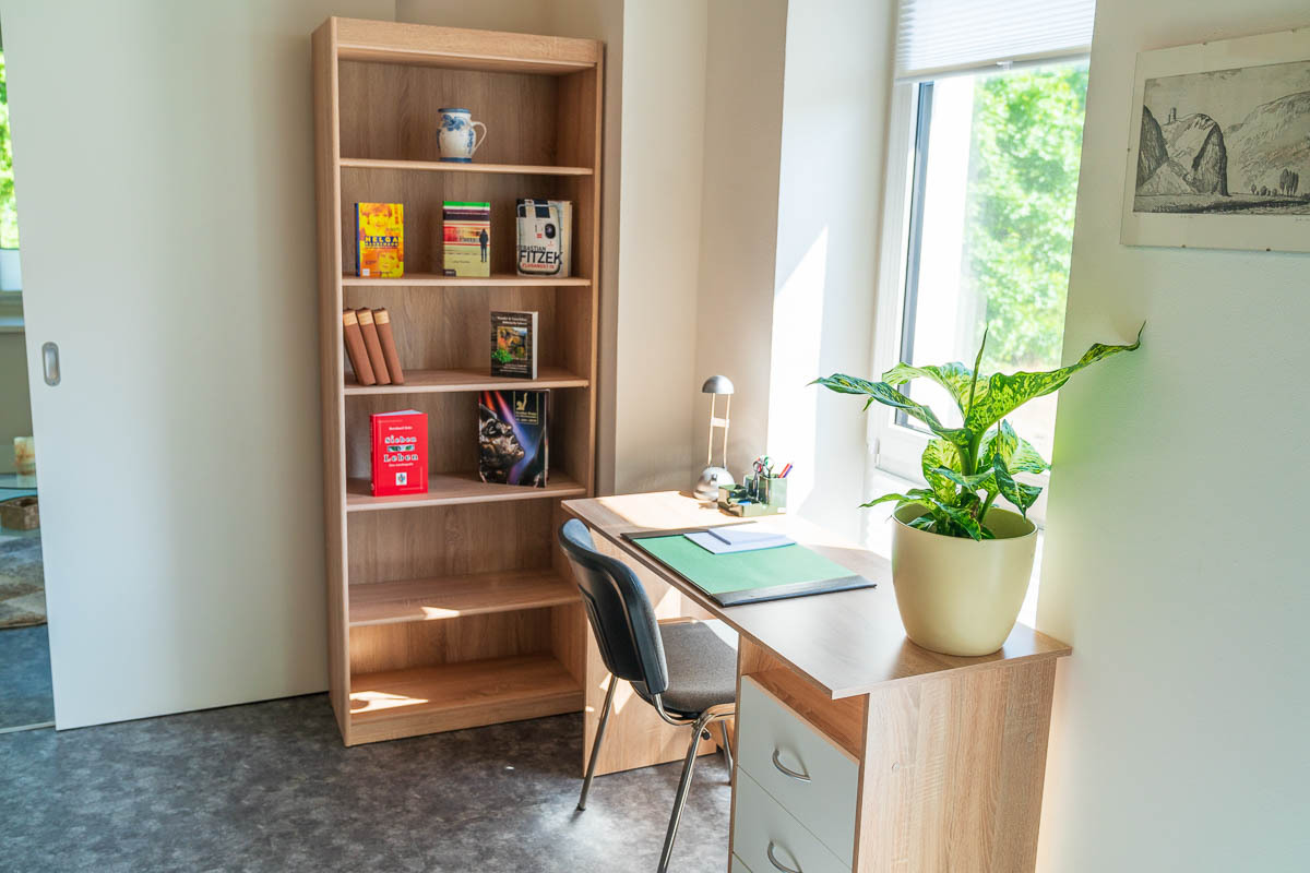 (1) Wohnzimmer, Schreibtisch.jpg