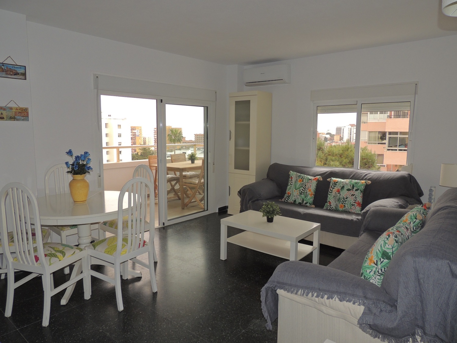 Living Room (2)R.jpg