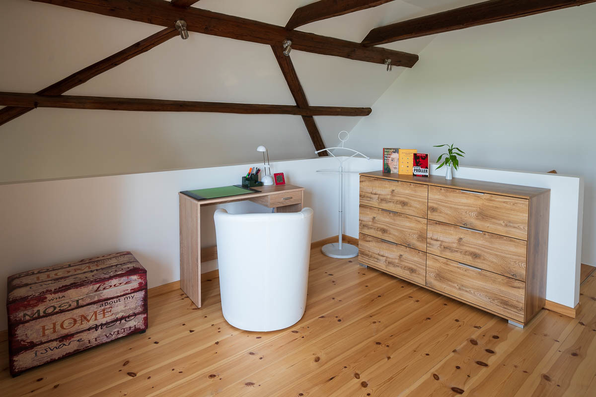 (2) Schlafzimmer, mit Schreibtisch.jpg