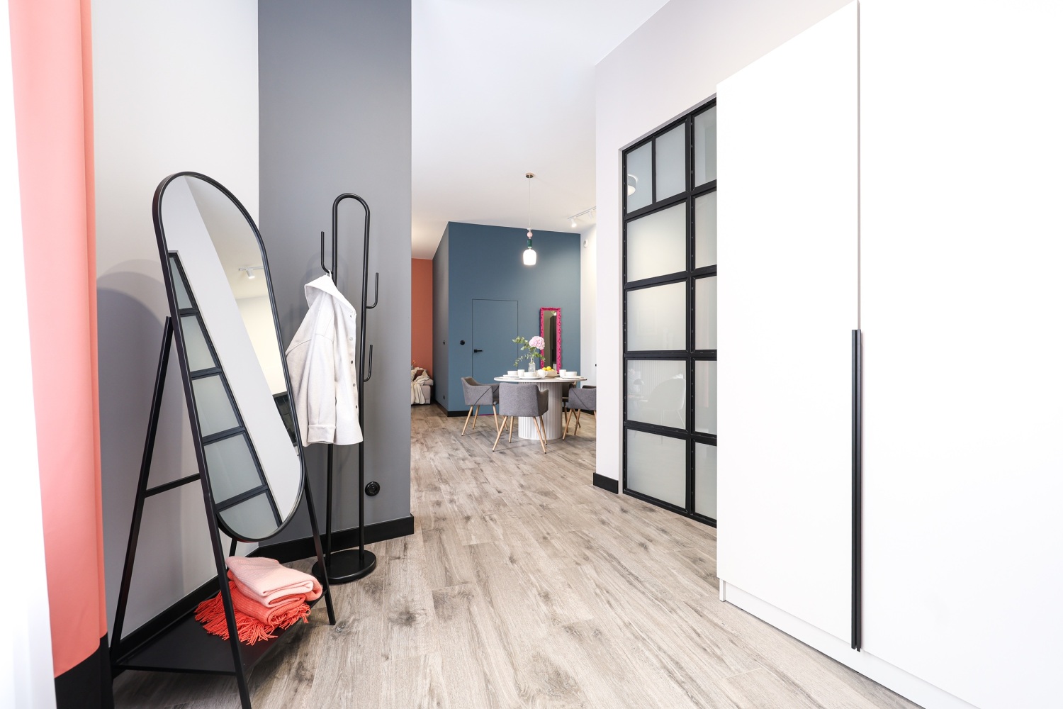 przestronna szafa w hallu.jpg