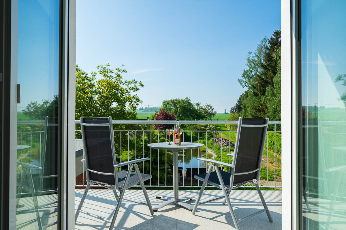 (1) Wohnzimmer, Blick zum Balkon.jpg