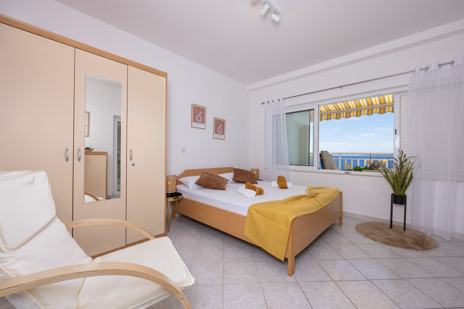 2_a22_bedroom1_1b - tiny800kb.jpg