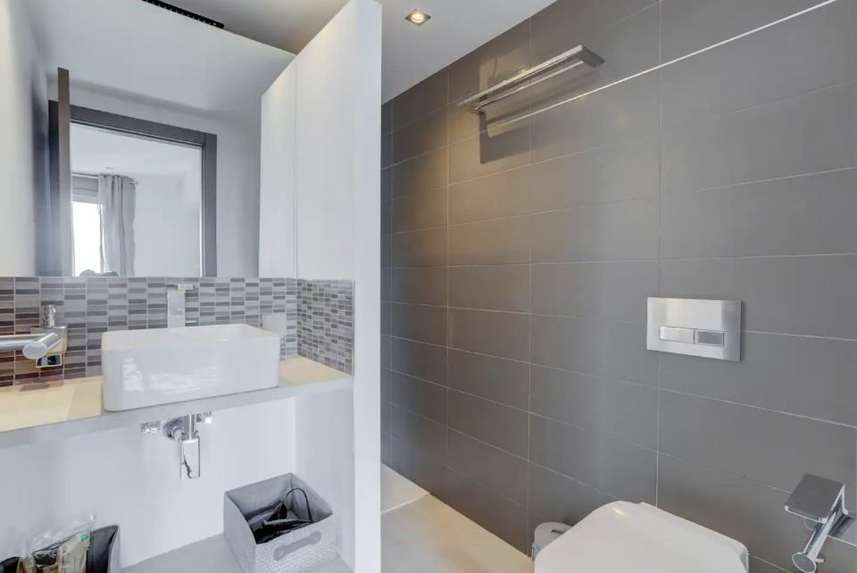 Aston Martin ensuite.png