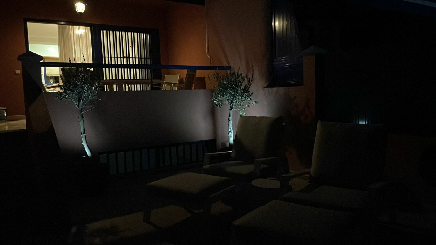 Fassade bei Nacht 2023-12-26 um 19.57.39_c96b3ca9.jpg