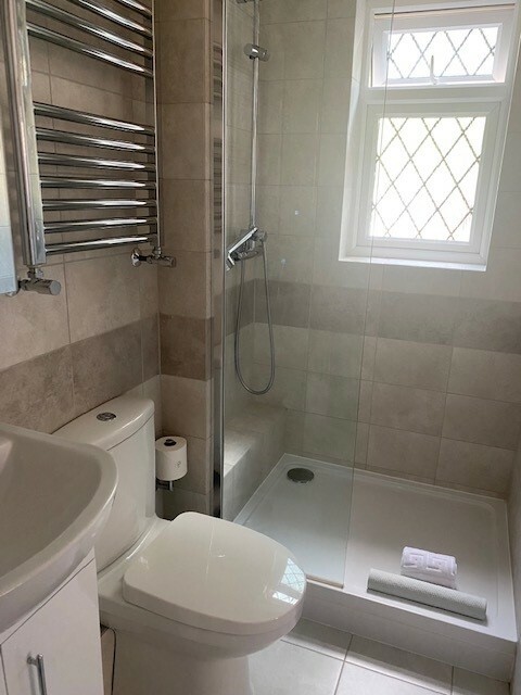 Little Oaks - Bathroom - Image 3 - 24-01-23.jpg