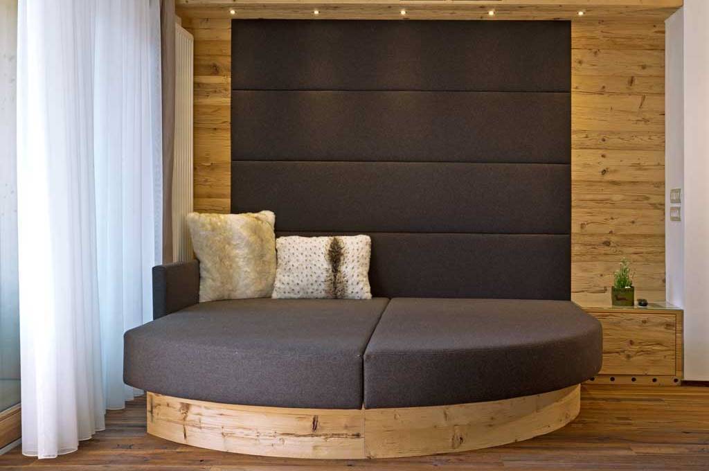 La-vie-Deluxe-Luxusferienwohnung-Dolomiten-Sand-in-Taufers-Couch-1024x680.jpg