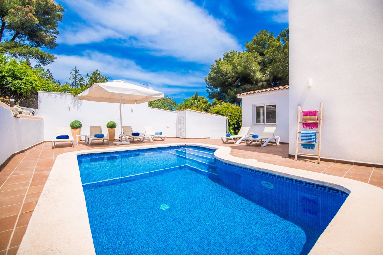 Villa_Marbella_Poolbereich 1.jpg