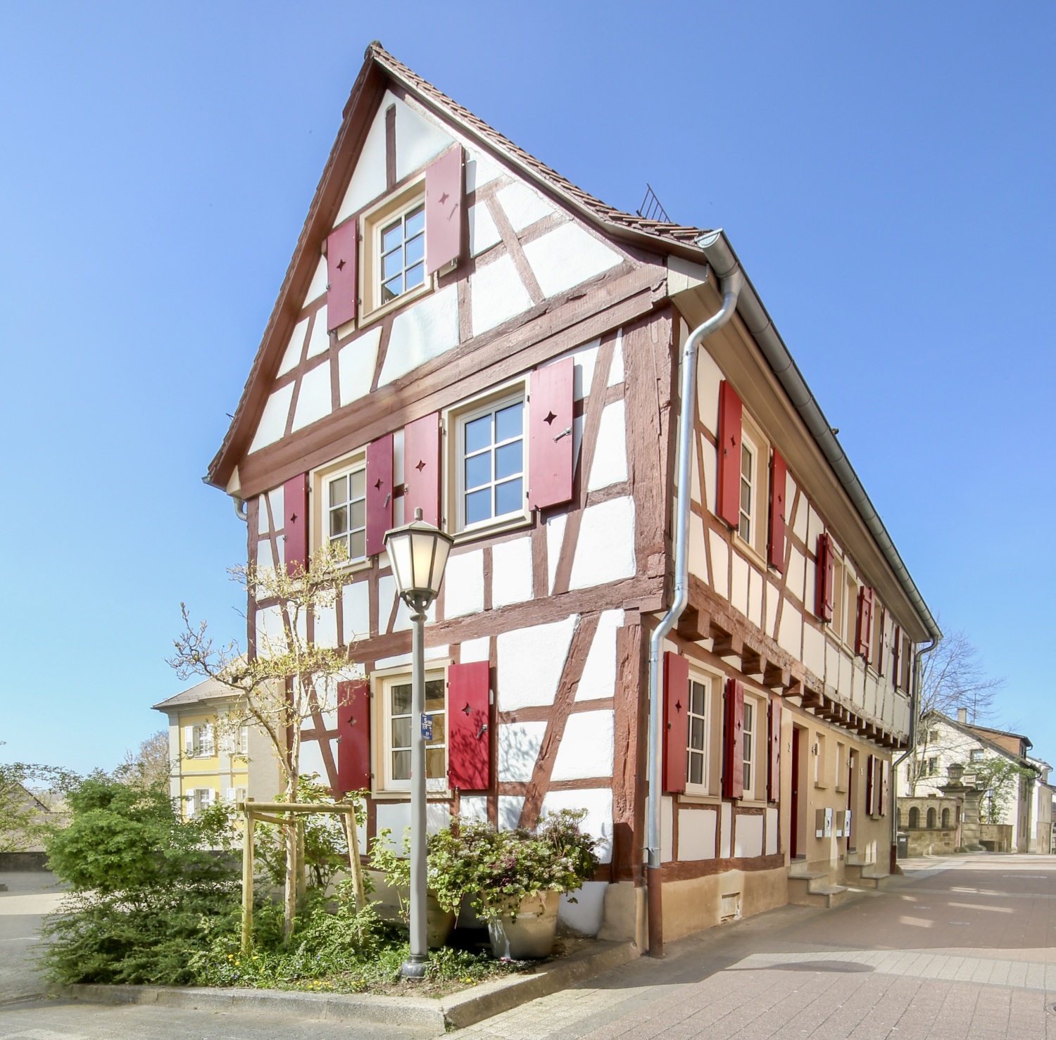 Außenansicht des denkmalgeschützten Fachwerkhauses in der Brettener Altstadt