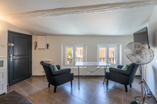 IRIS   vue fene tres rues fauteuils.jpeg