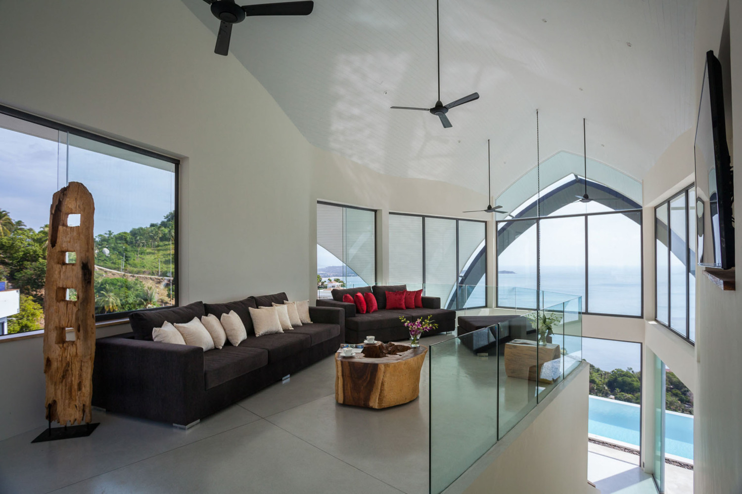 16 - Relaxing area with flatscreen TV.jpg