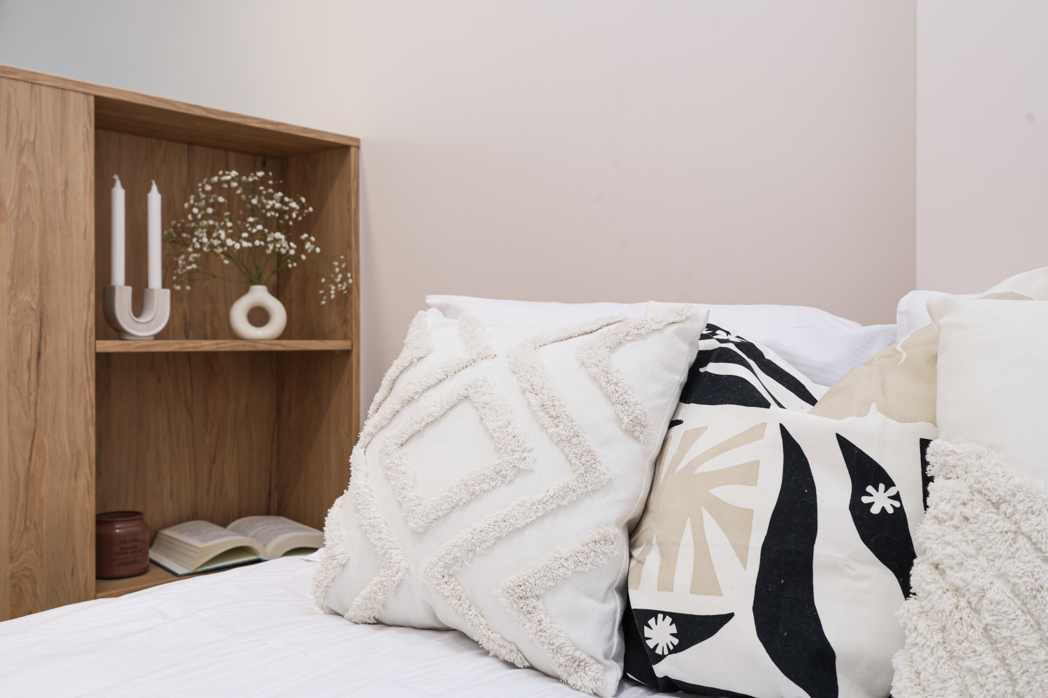 szafka w sypialni poduszki ikea.jpg