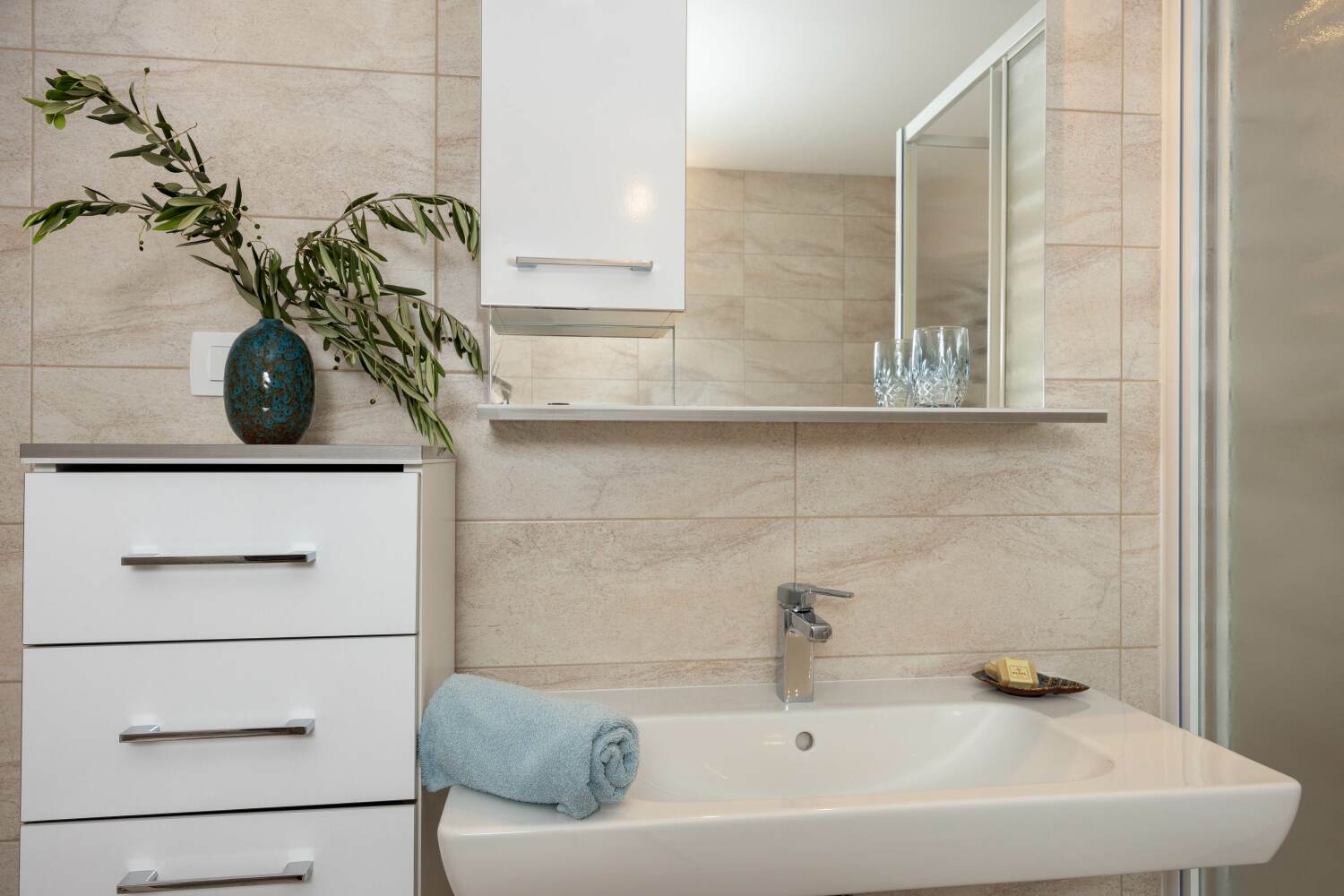 6_a42_bathroom6 - tiny800kb.jpg