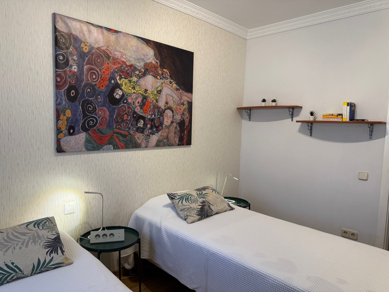 44 - Schlafzimmer Hof Betten Regal.jpeg