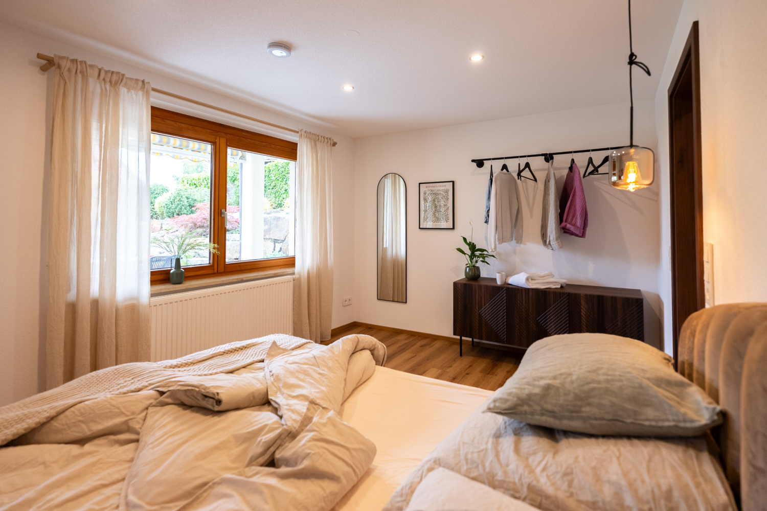 matt-apartments-heppenschwand-schlafzimmer-fenster-lichtdurchflutet.jpg