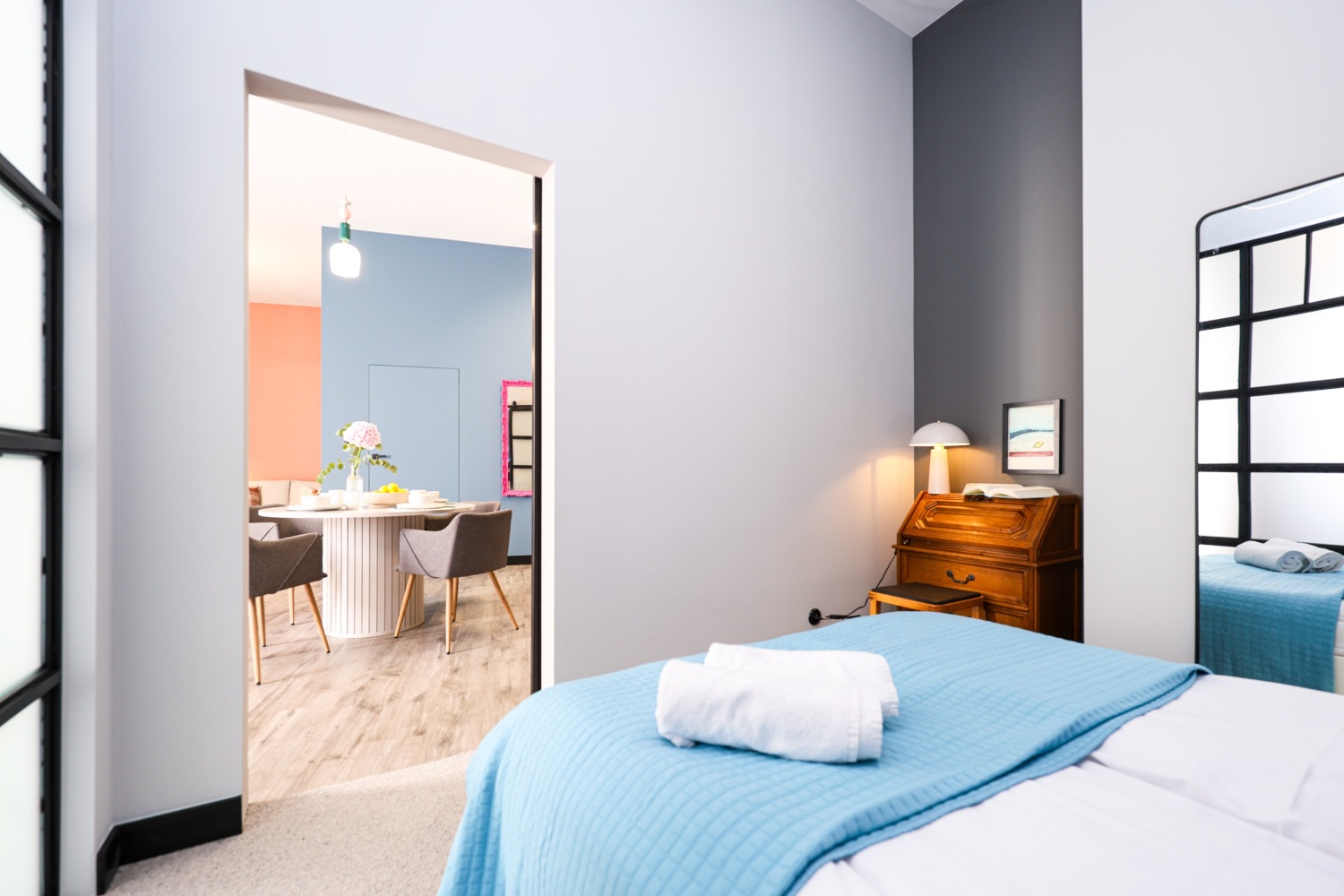 sypialnia i salon airbnb twójgospodarz booking.jpg