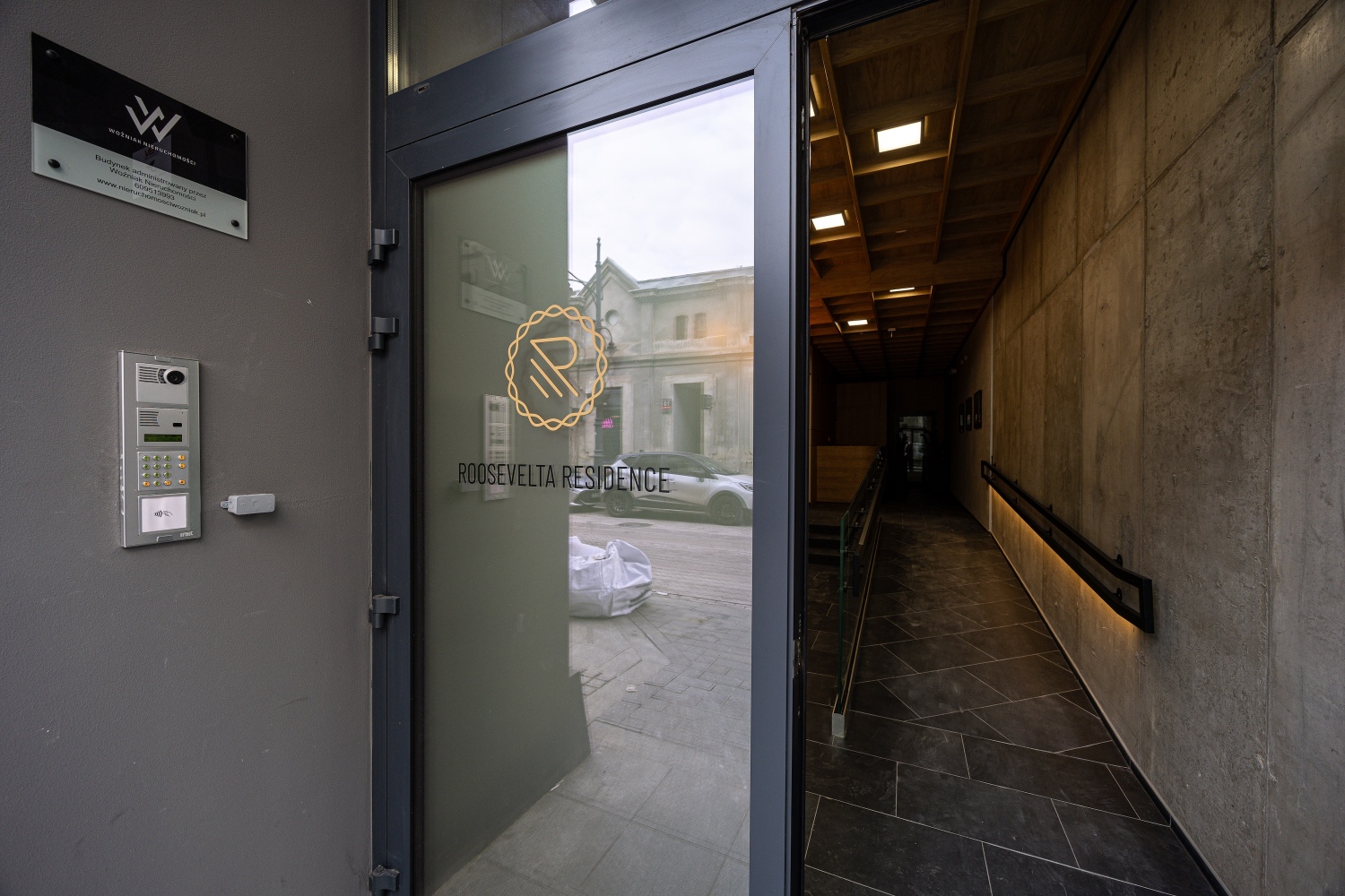 wejście domofon kon roosvelta residence.jpg