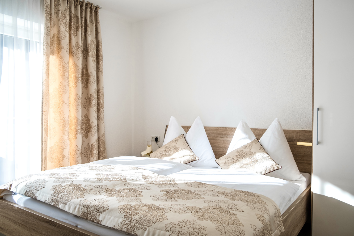 8 Schlafraum Bett Bedroom Apartments Davydov Ferienwohnung Appartement Bad Hofgastein Gastein Salzburg.JPG