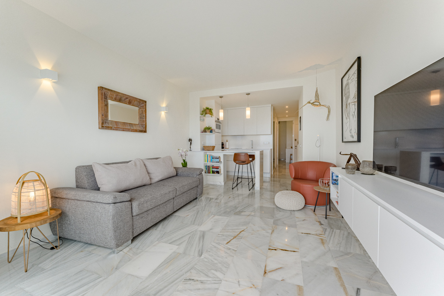 Altamira 415 8 Living.jpg